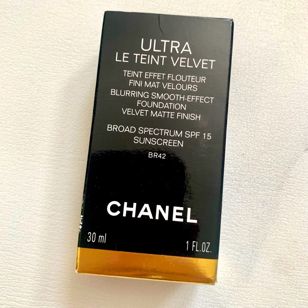 NIB Chanel Le Tient Velvet Blurring Smooth Effect Foundation - BR42